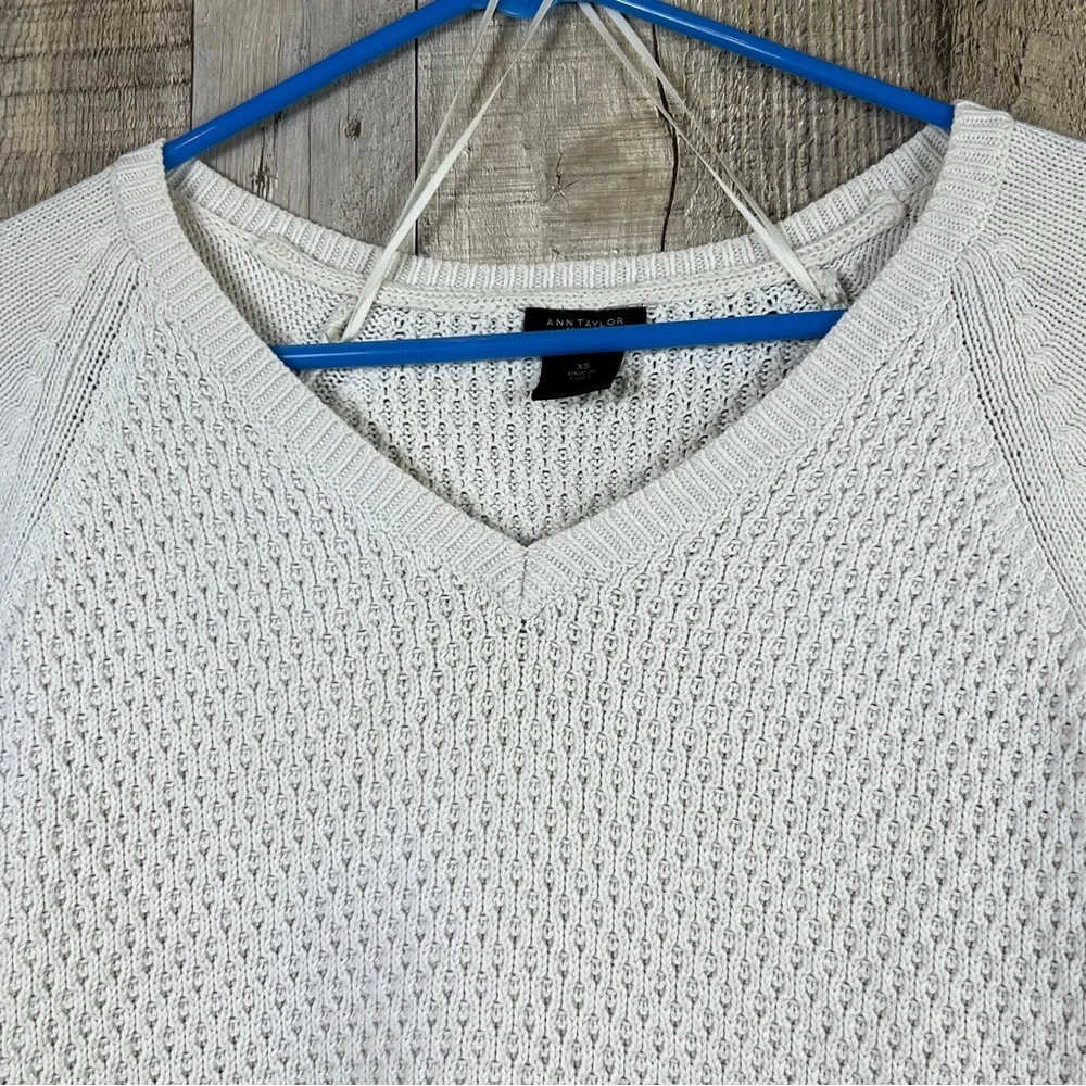 Ann Taylor Size XS Cream Color V-Neck Long Sleeve Medium Weight Sweater …